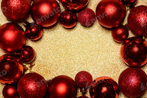 Vista previa: Fondo rojo de Navidad y Año Nuevo con marco de bolas de Navidad sobre textura de purpurina dorada