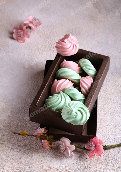 Preview: Colorful Meringue Cookies