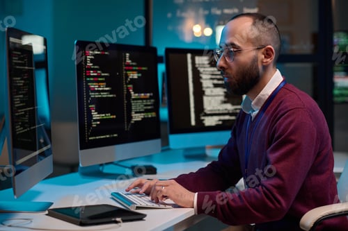 Preview: Bearded Man IT Expert Typing