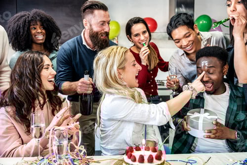 Visualização: Grupo de pessoas felizes comemorando diversos aniversários entre amigos sorrindo durante uma festa