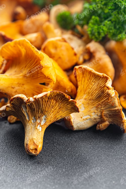 Vista previa: chanterelles fresh mushrooms delicious mushroom appetizer meal food snack on the table copy space