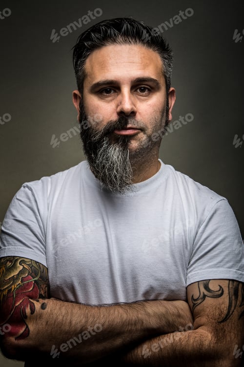 Preview: Confident man with half beard
