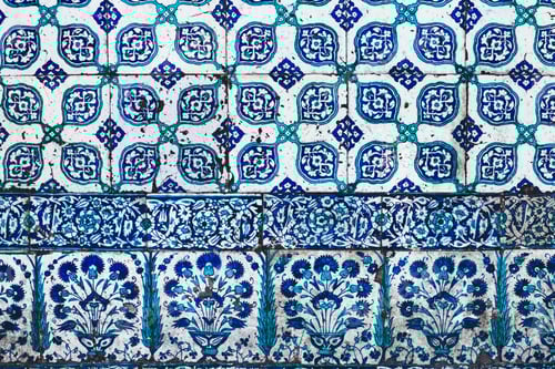 Vista previa: Baldosas turcas blancas con estampado sin fisuras con adornos azules. Textura de superficie antigua, pared en mezquita