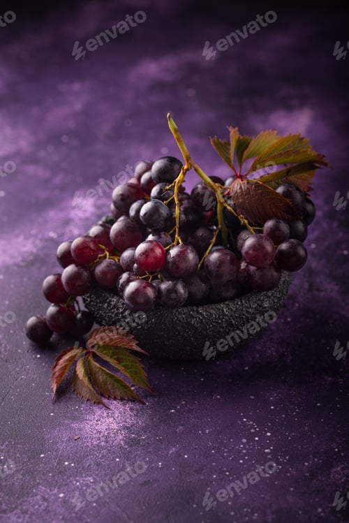 Preview: Purple grapes on violet background