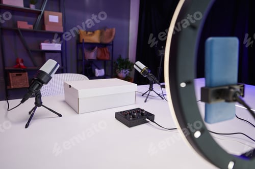 Preview: Box on Desk of Fashion Blogger
