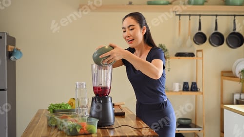 Preview: Photo set of a woman making a fruit smoothie in her home kitchen