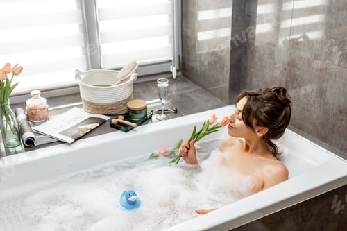Preview: Relaxed woman taking a bath
