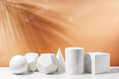 Vista previa: Varias formas geométricas dispuestas artísticamente sobre una mesa con un fondo cálido y suave durante