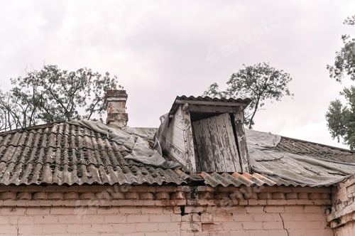 Preview: A crumbling old house. Collapsing wall and roof.