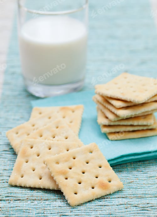 Preview: Square biscuit cracker with fresh milk in glass