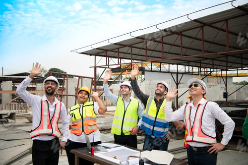 Preview: Construction engineers, architects, and foremen form a group. Participate in a meeting