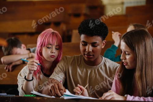 Visualização: Grupo de estudantes colaborando em material de estudo em uma sala de aula