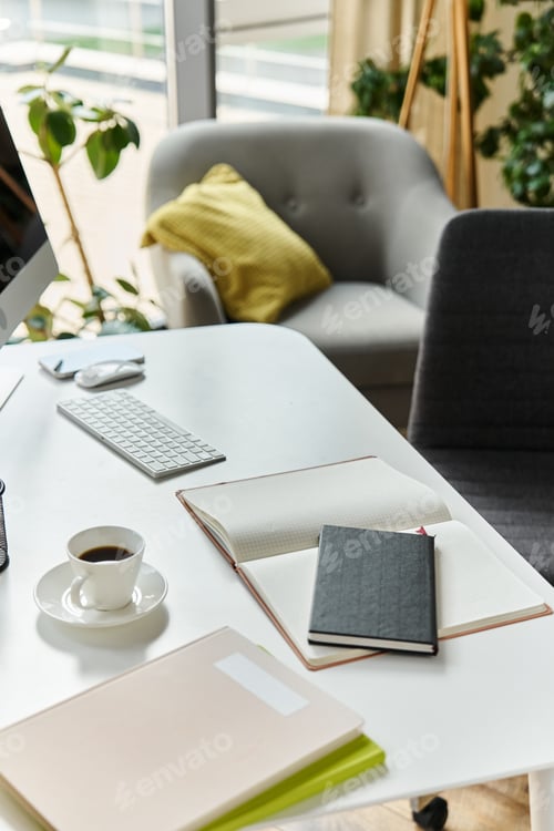 Preview: stylish home desk in a cozy setting