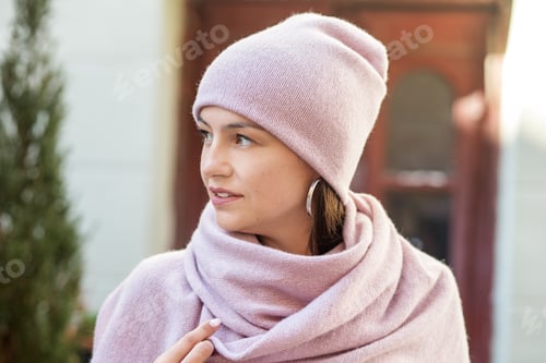 Preview: Beautiful woman in a pink knitted hat and scarf. Concept lifestyle, autumn, urban