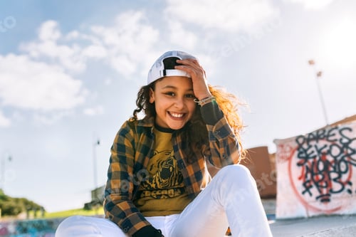Preview: Portrait of smiling girl wearing baseball cap