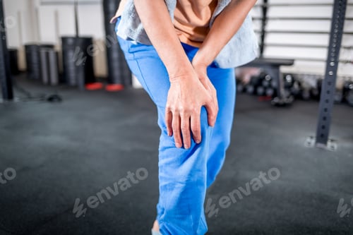 Preview: Senior woman at the gym suffering from pain in knee
