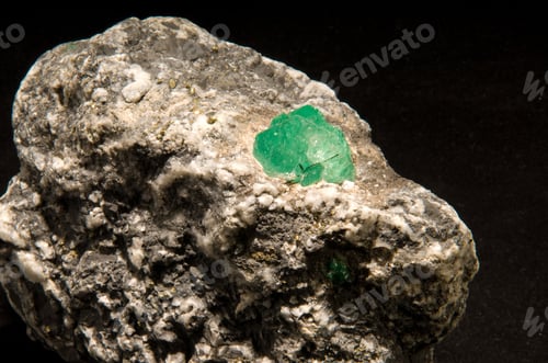 Vista previa: emeralds in granite sample