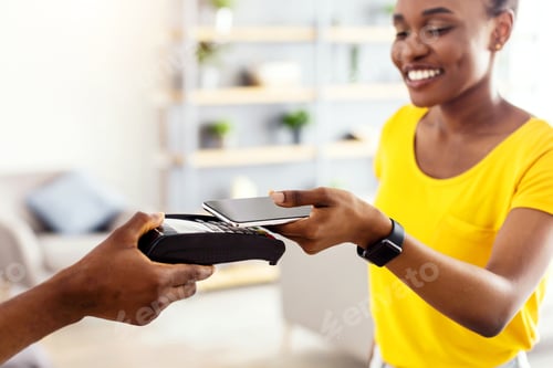 Preview: Happy Black Female Customer Paying Courier For Pizza Delivery Indoor
