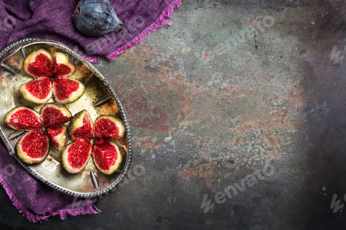 Preview: Harvest fall autumn concept. Ripe juicy violet figs