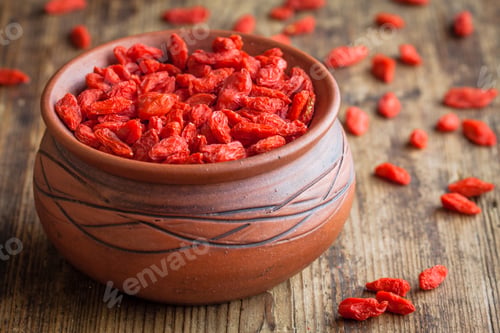 Preview: goji berries in a clay bowl
