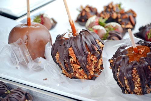 Preview: Delicious Caramel Apples with Toppings on Display