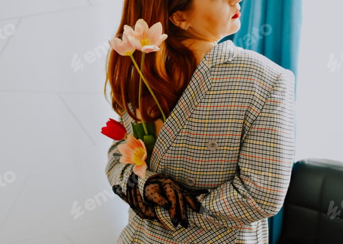 Preview: Woman holding spring tulips on back