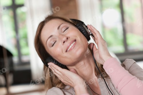 Preview: Germany, Close up of woman listening music, smiling