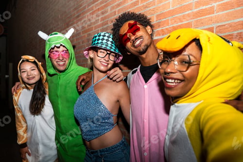 Preview: Multiethnic group of young friends having fun on the stretts in the night