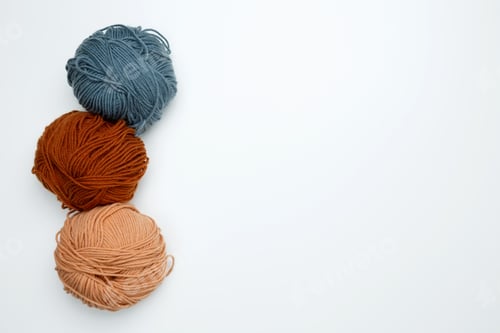 Visualização: Fios coloridos para tricotar, fundo branco. Vista superior. Espaço de cópia, formato plano