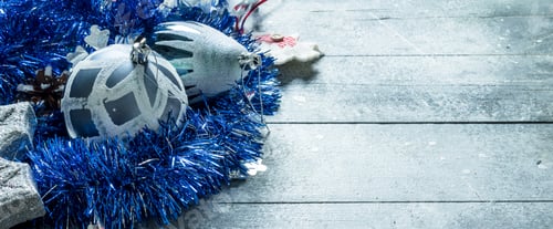 Preview: Christmas decorations with blue tinsel and a pine cone.