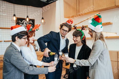 Visualização: Colegas felizes no escritório celebram evento especial