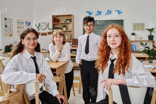Visualização: Grupo de estudantes da geração alfa em sala de aula
