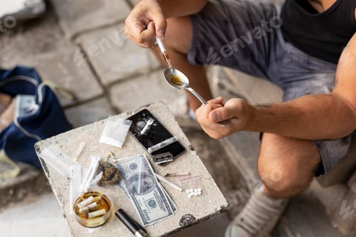 Preview: Filling up a heroin syringe