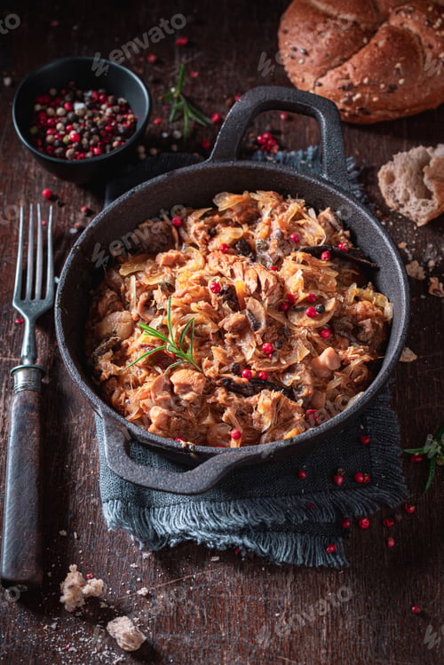 Preview: Hot and spicy stew made of beef and sauerkraut.