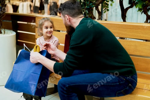 Preview: Father with daughter while shopping at the mall