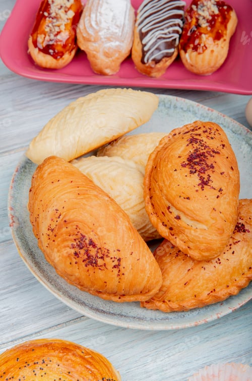 Preview: side view of bakery products as badambura, shakarbura, goghal in plate with cakes on wooden