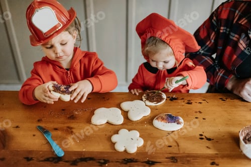 Preview: Little bakers in action decorating cookies