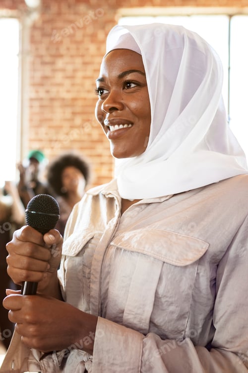 Preview: Muslim speaker in a workshop