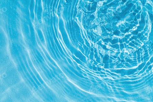 Vorschau: Tropfen auf Wasser mit Kreisen auf blauem Hintergrund