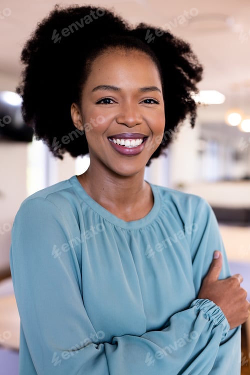 Preview: Portrait of happy african american businesswoman in modern office