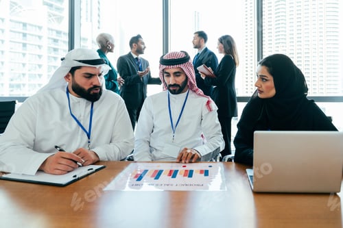 Preview: Middle eastern business professionals meeting in corporate office