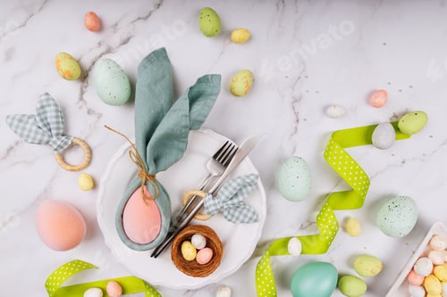 Preview: Easter Table Arrangement with Bunny Napkin and Green Ribbon