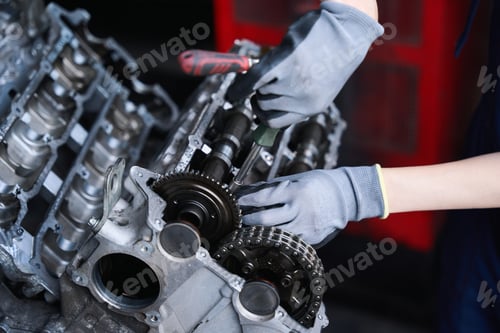Preview: Master uses special tools to repair engine of modern car
