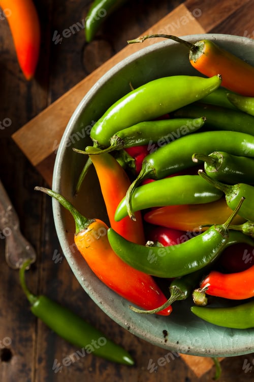 Preview: Organic Green Spicy Serrano Peppers