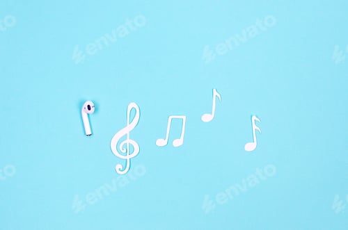 Visualização: fones de ouvido sem fio brancos com notas musicais e clave de sol