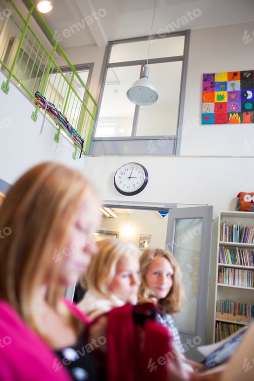 Visualização: Alunas do ensino médio sentadas na biblioteca