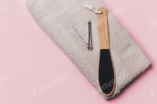 Preview: Wooden Heel Scrubber for Foot Peeling and Steel Nail Cut on Towel on Pink