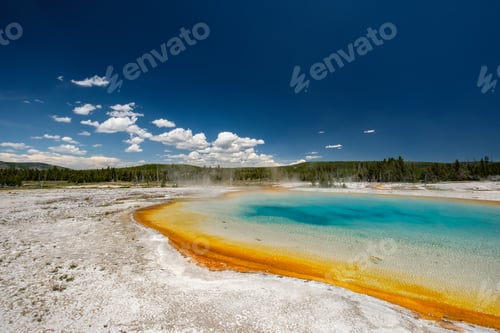 Preview: Hot thermal spring in Yellowstone
