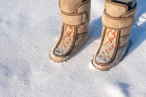 Preview: Close-up of a man in felt boots standing in the snow