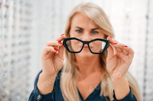 Preview: Holding glasses in hands. Woman is in the store